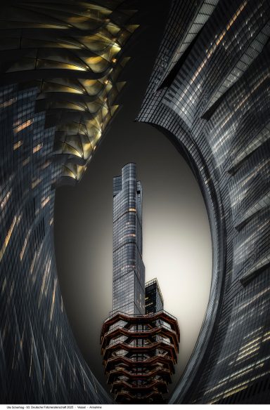 Futuristische Architektur mit einem hohen Wolkenkratzer in einem geschwungenen Rahmen.