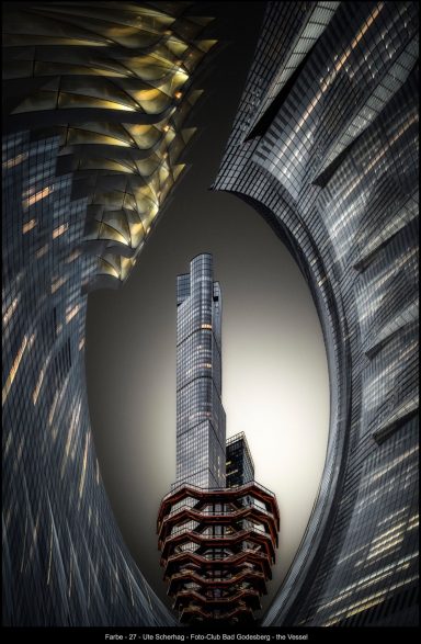 Moderne Architektur mit futuristischen Formen und einem hohen Turm im Zentrum.