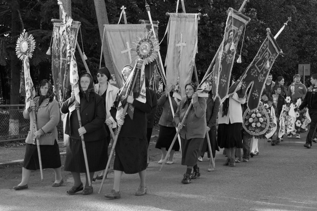 Beerdigung Menschen in historischen Kostümen tragen Banner bei einem Umzug.
